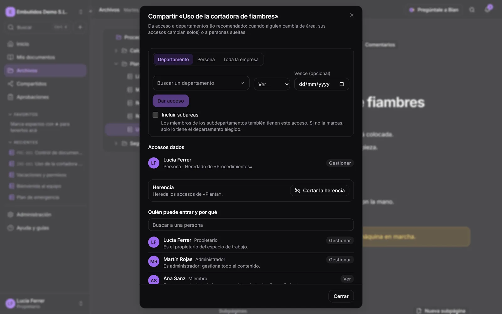 El diálogo Compartir con los accesos dados y la lista de quién puede entrar y por qué